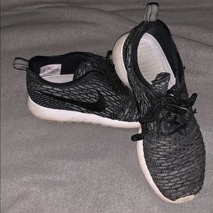 Knitted Nike Roches